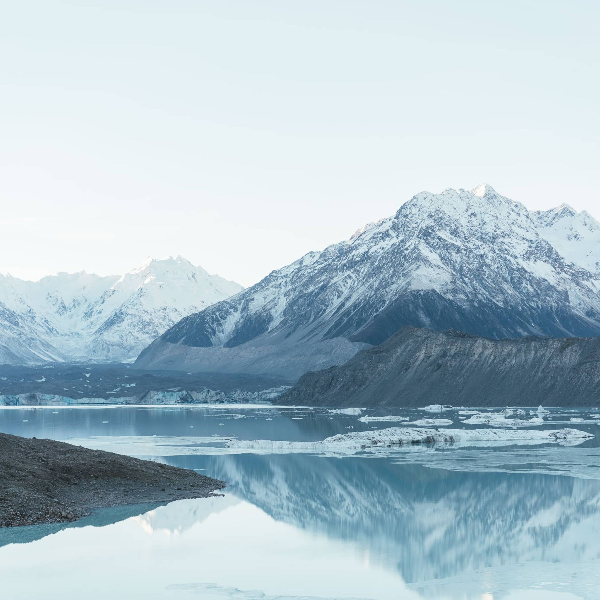 Mountains next to the water in Hooker Valley, New Zealand